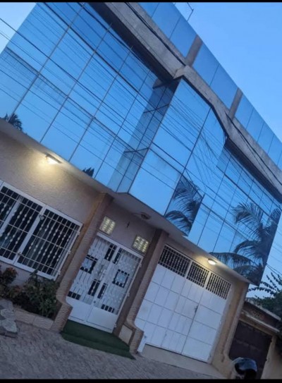 immeuble commercial avec titre foncier au bord du pavé